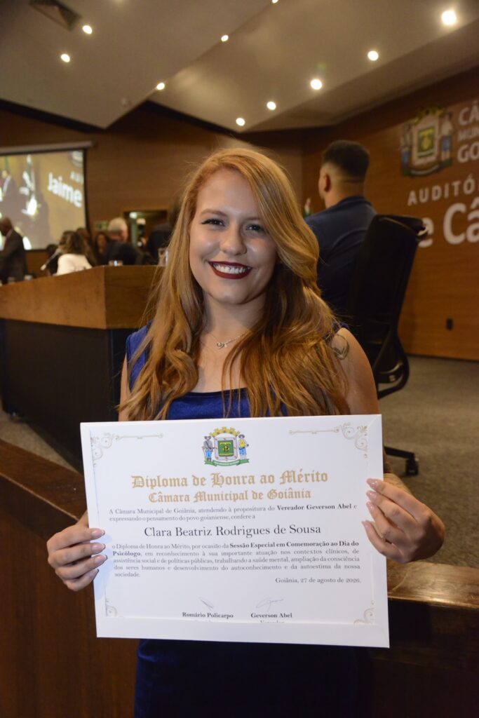 Clara Beatriz recebendo Diploma de Honra ao Mérito na Câmara Municipal de Goiânia